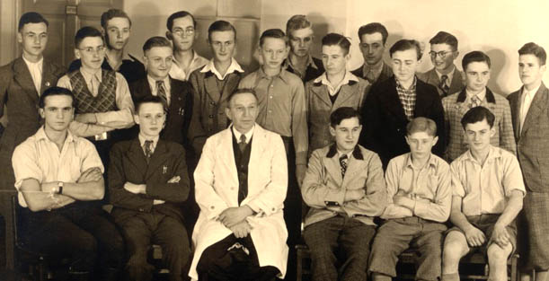 Unbekannte Personen in einem Klassenbild von 1937